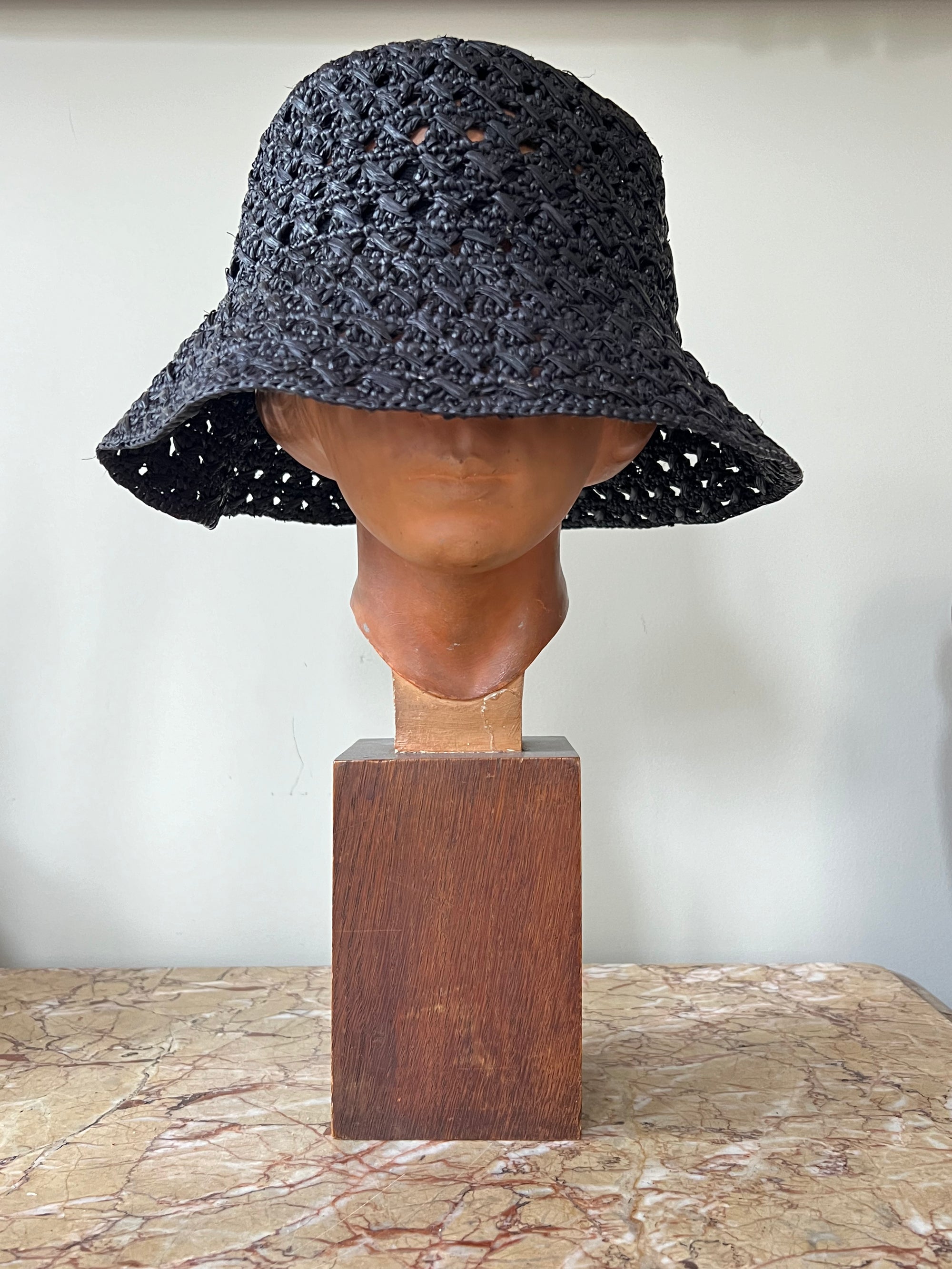 MIRA HAT – ALL BLACK SHELL